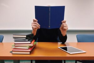 運行管理者資格に更新は必要?資格者証を紛失したときの対処法も解説