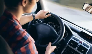 ③心に余裕を持ち焦らず運転をする