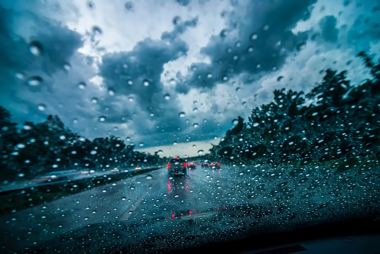 雨の高速道路