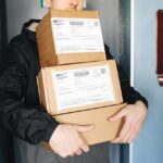 荷物を運ぶ外国人