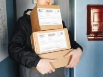 荷物を運ぶ外国人