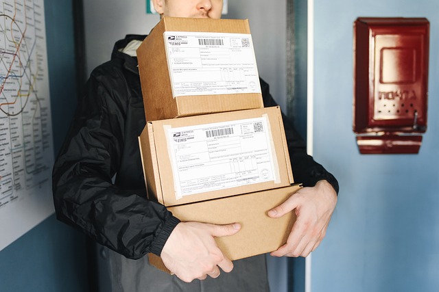 荷物を運ぶ外国人