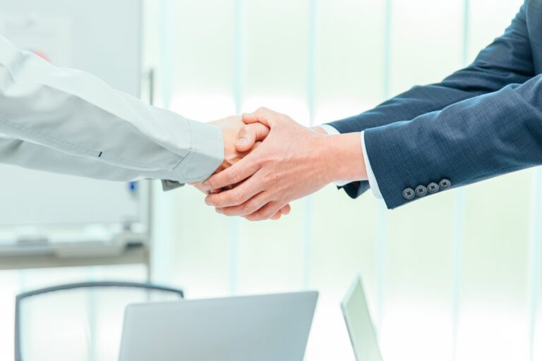 【運送業のM&A】株式譲渡と事業譲渡（譲渡譲受認可）はどう違う？失敗しないためのポイントを解説